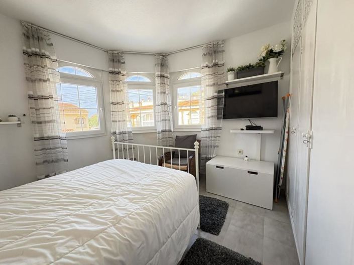 Image No.21-2 Bed Townhouse for sale