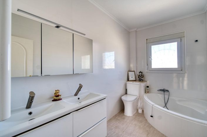 Image No.12-2 Bed Property for sale