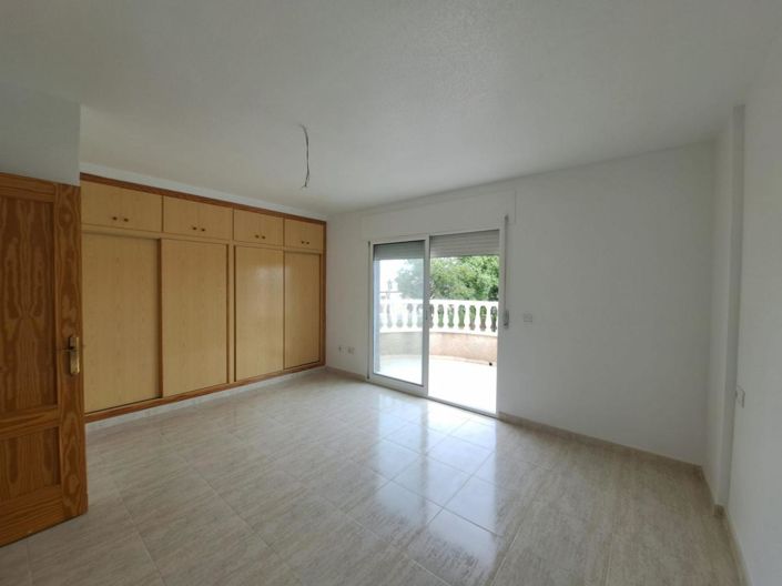 Image No.26-4 Bed Townhouse for sale