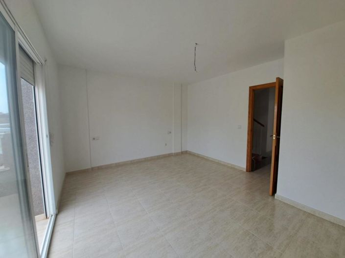 Image No.32-4 Bed Townhouse for sale