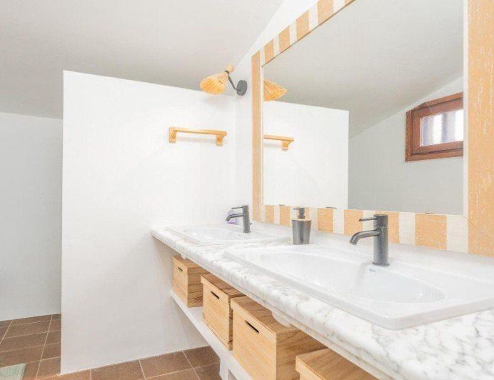 Image No.12-6 Bed Townhouse for sale