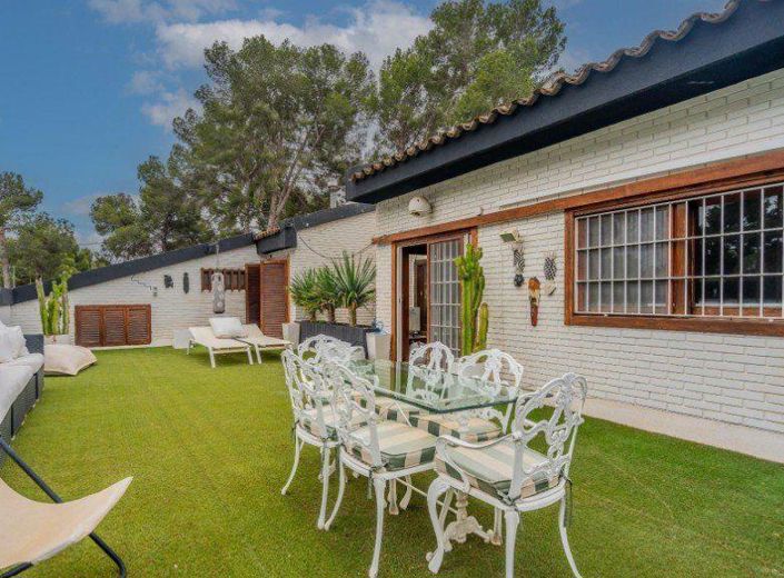 Image No.20-6 Bed Townhouse for sale