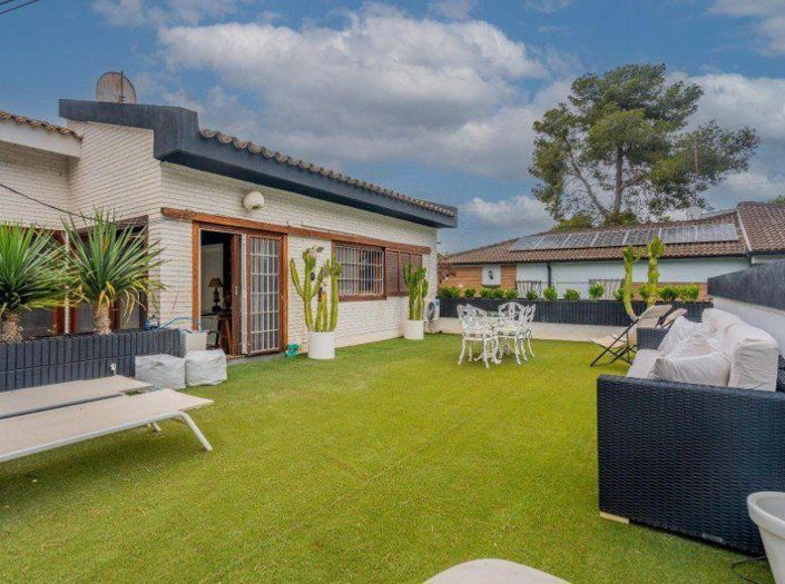 Image No.23-6 Bed Townhouse for sale