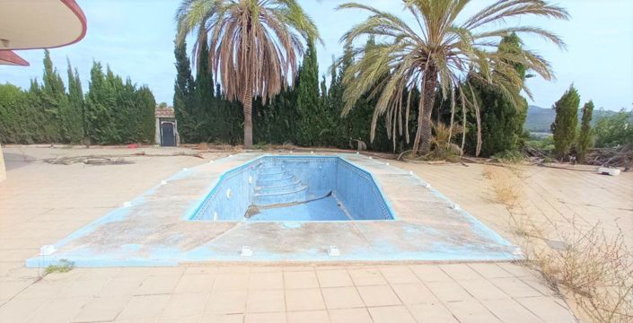 Image No.17-7 Bed Townhouse for sale
