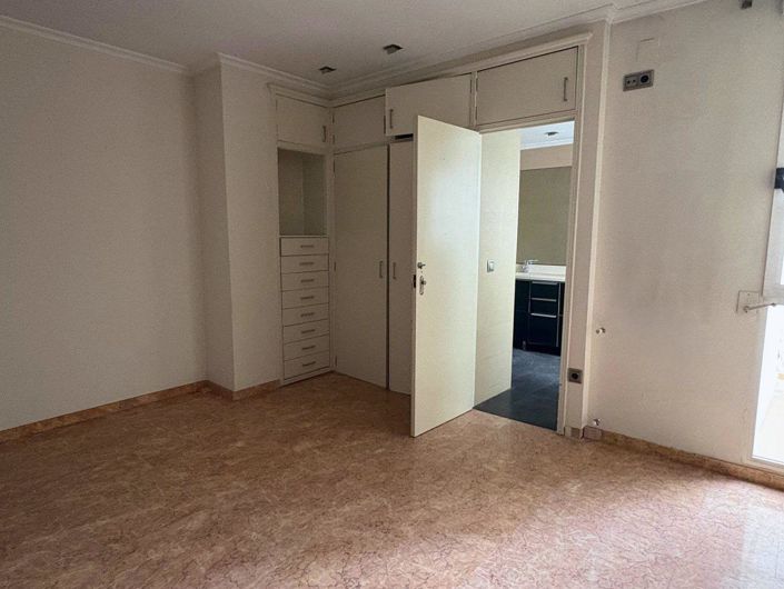 Image No.17-4 Bed Townhouse for sale