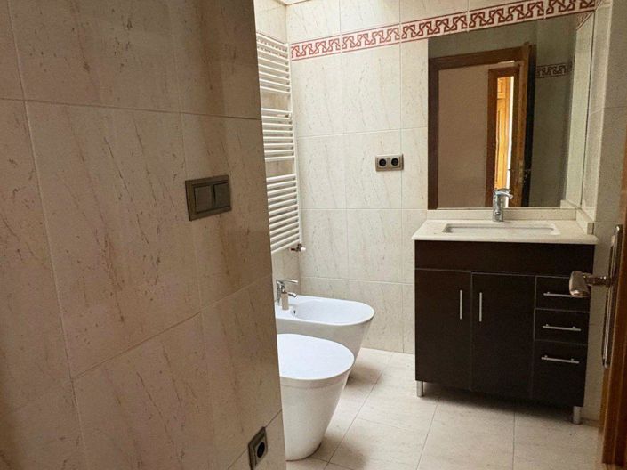 Image No.21-4 Bed Townhouse for sale