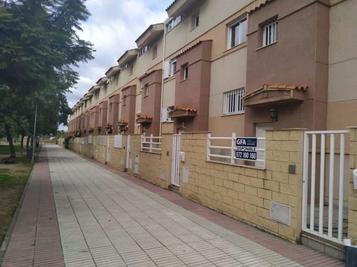 Image No.8-6 Bed Townhouse for sale