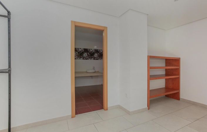 Image No.11-6 Bed Townhouse for sale