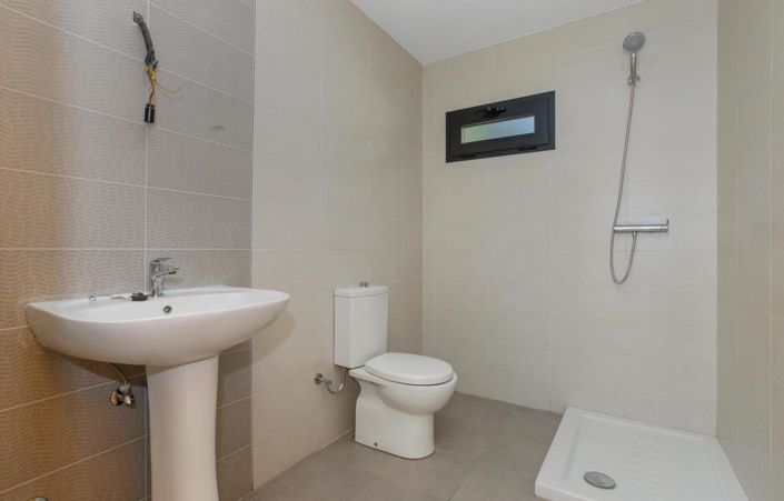 Image No.13-6 Bed Townhouse for sale