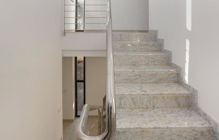 Image No.17-6 Bed Townhouse for sale
