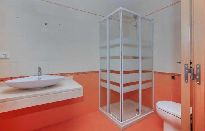 Image No.20-6 Bed Townhouse for sale