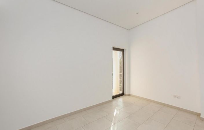 Image No.25-6 Bed Townhouse for sale