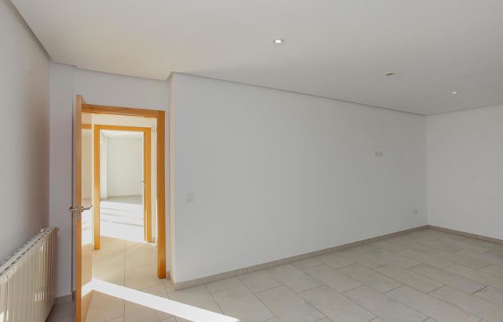 Image No.26-6 Bed Townhouse for sale