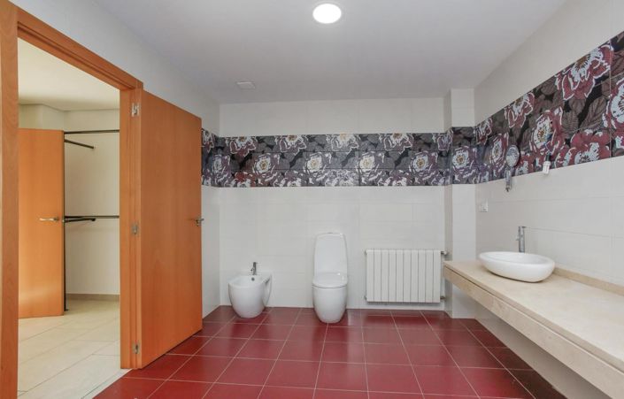 Image No.31-6 Bed Townhouse for sale