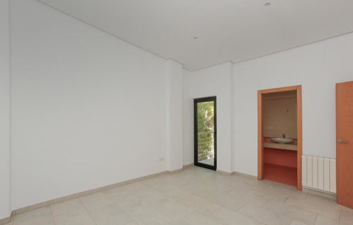 Image No.34-6 Bed Townhouse for sale
