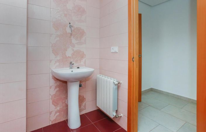Image No.38-6 Bed Townhouse for sale