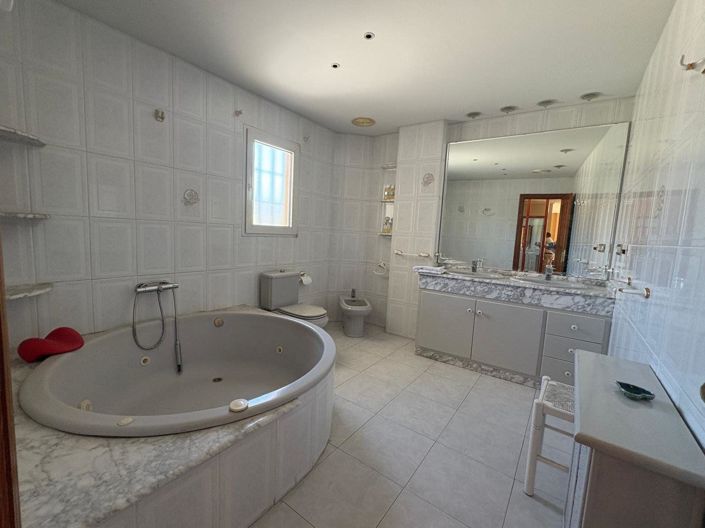 Image No.34-5 Bed Townhouse for sale
