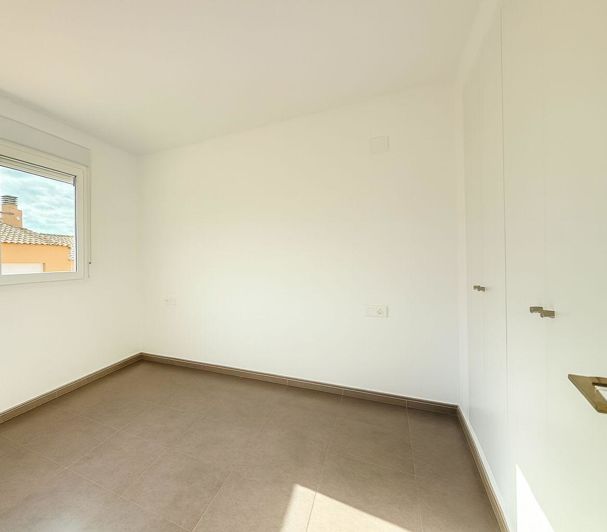 Image No.4-3 Bed Flat for sale