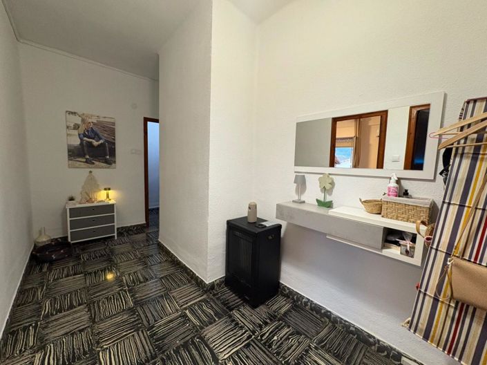 Image No.13-4 Bed Flat for sale