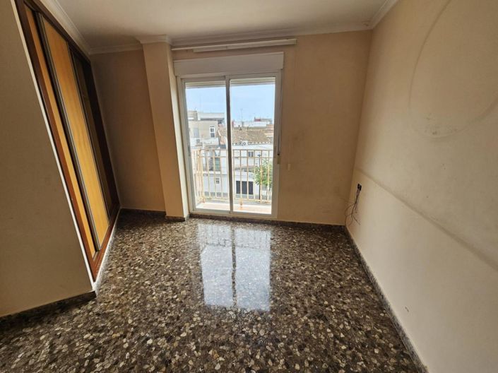 Image No.10-3 Bed Flat for sale