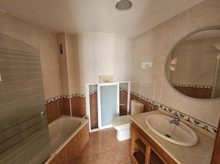Image No.11-3 Bed Flat for sale