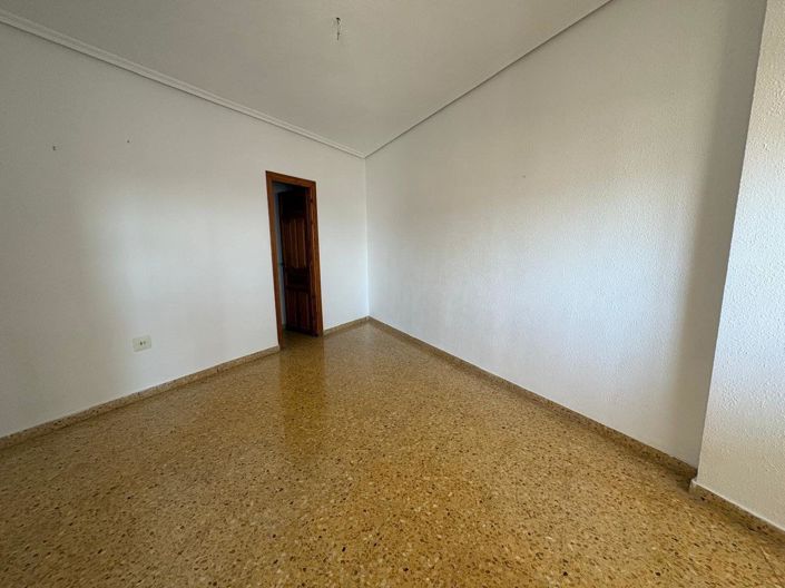 Image No.3-7 Bed Flat for sale