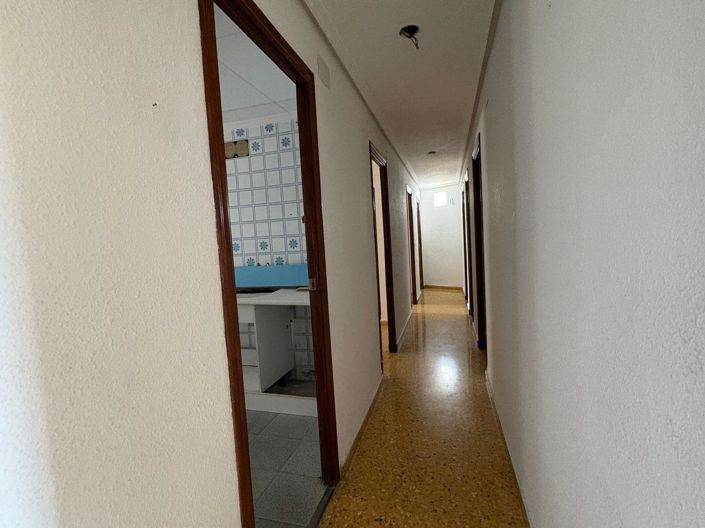 Image No.8-7 Bed Flat for sale