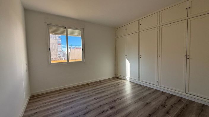 Image No.4-4 Bed Flat for sale