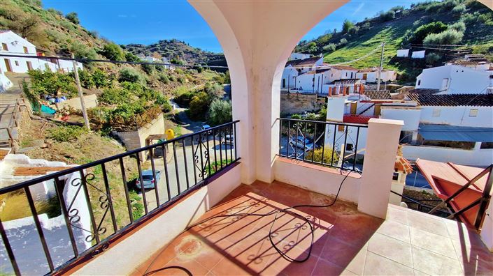 Image No.2-6 Bed Townhouse for sale