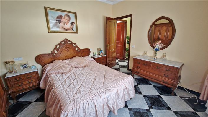 Image No.21-6 Bed Townhouse for sale