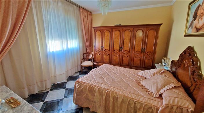 Image No.22-6 Bed Townhouse for sale