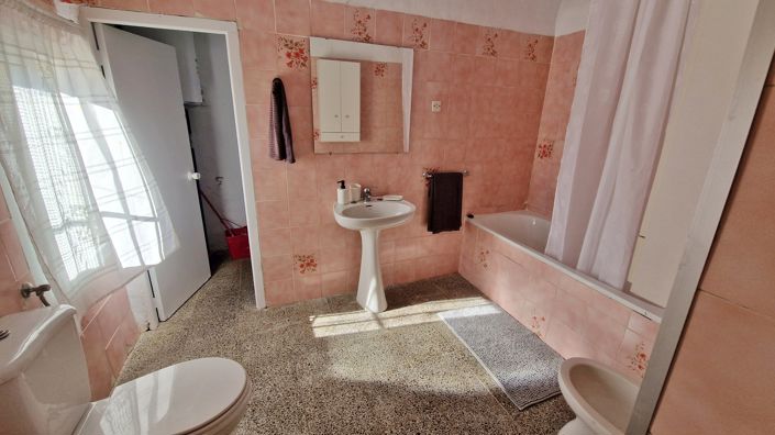 Image No.20-6 Bed Country House for sale