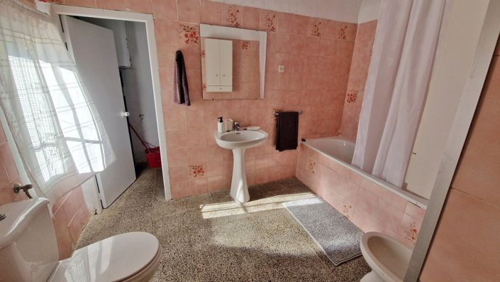 Image No.20-6 Bed Country House for sale