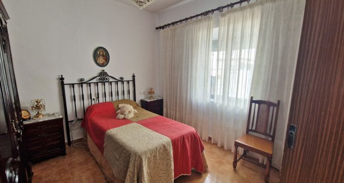 Image No.20-5 Bed Townhouse for sale