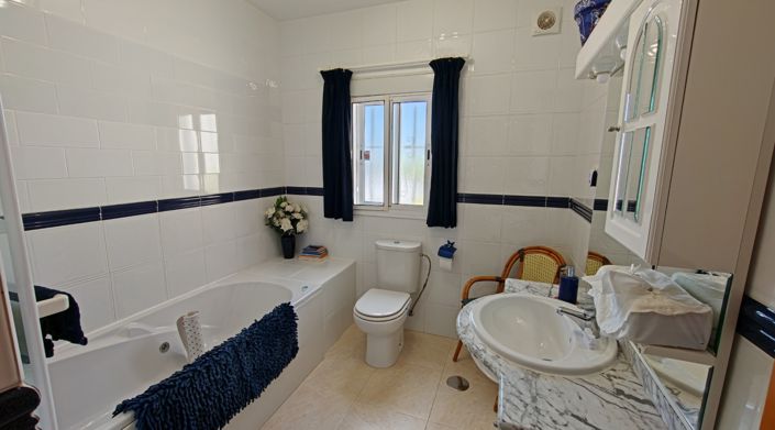Image No.20-3 Bed Country House for sale