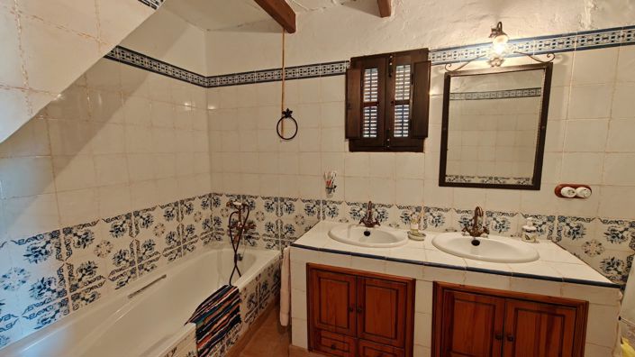 Image No.23-4 Bed Country House for sale