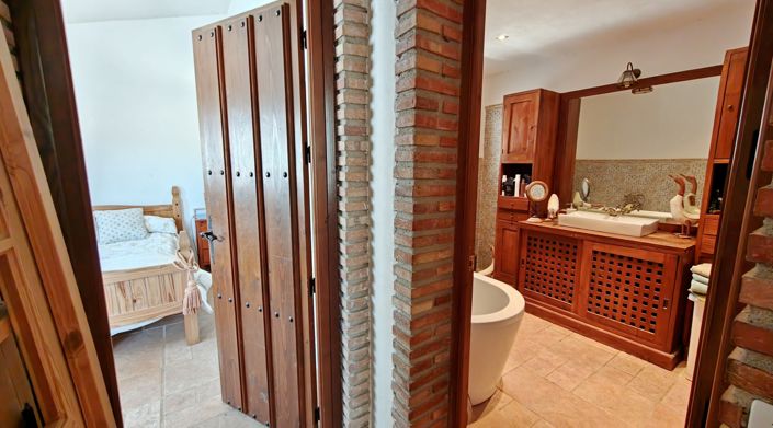 Image No.19-2 Bed Country House for sale