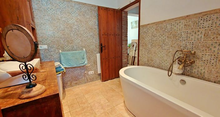 Image No.22-2 Bed Country House for sale