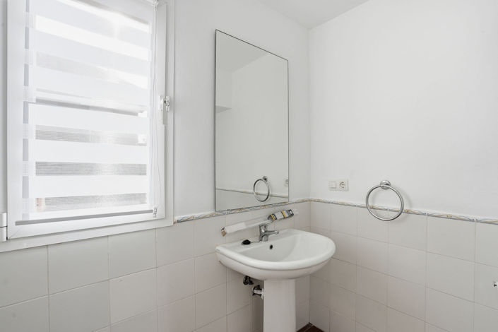 Image No.11-3 Bed Property for sale