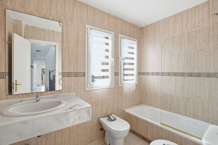 Image No.12-3 Bed Property for sale