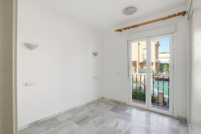 Image No.19-3 Bed Property for sale