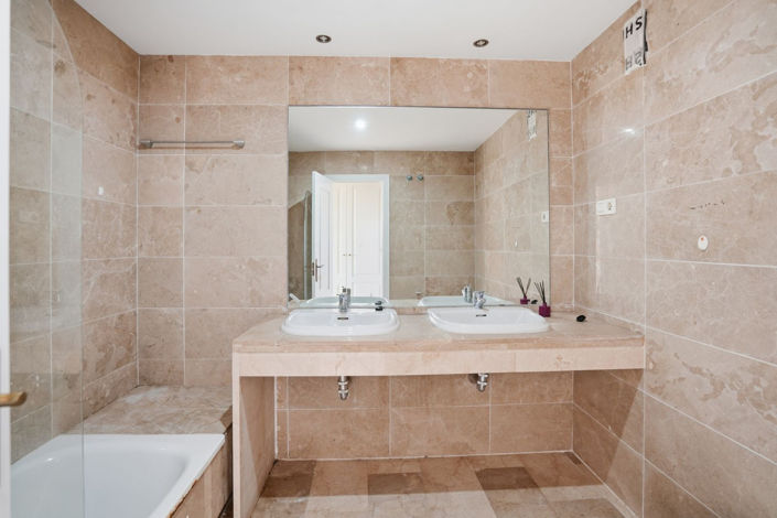 Image No.14-2 Bed Property for sale