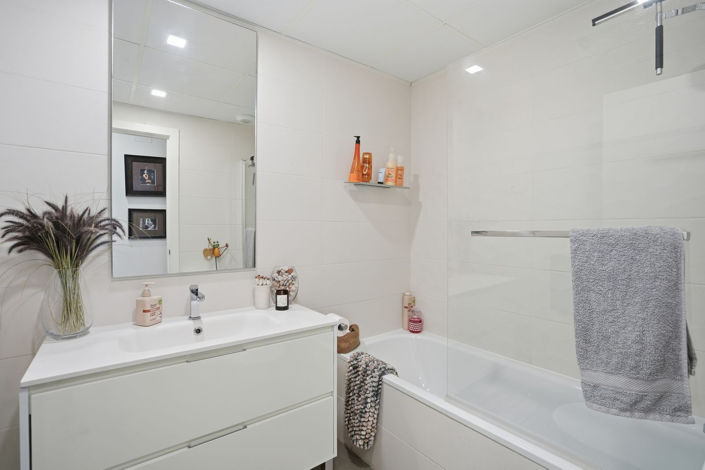 Image No.20-2 Bed Property for sale
