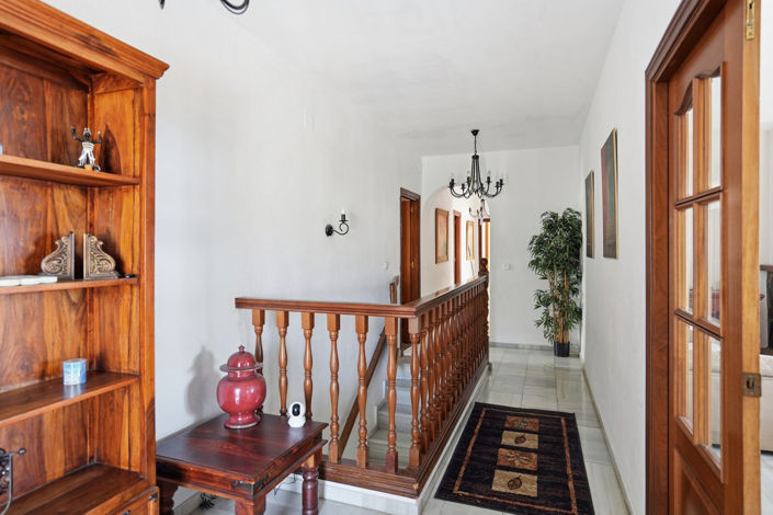 Image No.13-6 Bed Property for sale