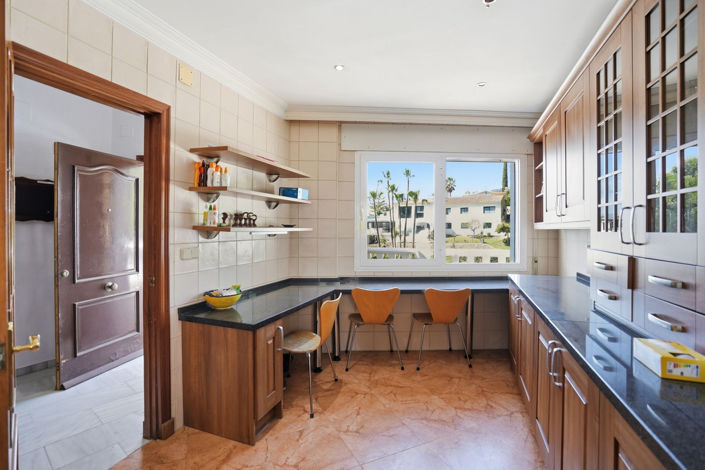 Image No.14-6 Bed Property for sale