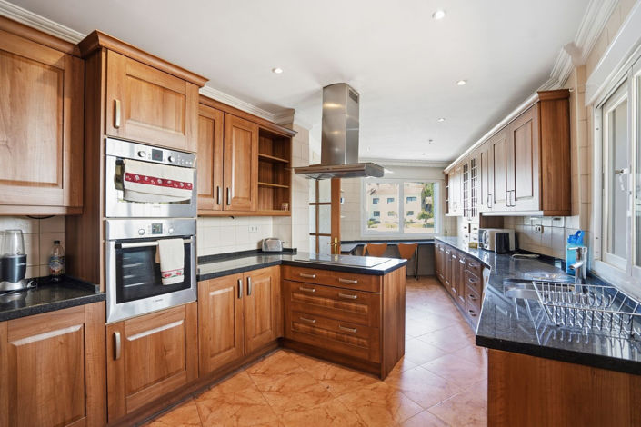 Image No.15-6 Bed Property for sale