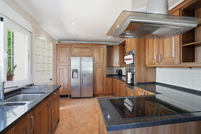 Image No.16-6 Bed Property for sale