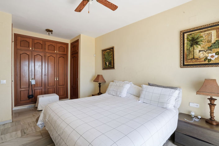 Image No.18-6 Bed Property for sale