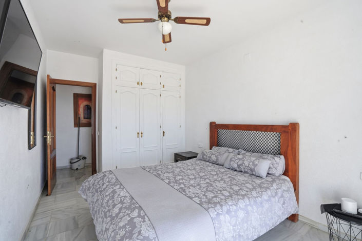 Image No.21-6 Bed Property for sale