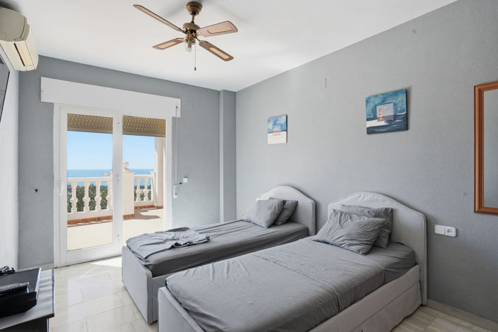 Image No.22-6 Bed Property for sale